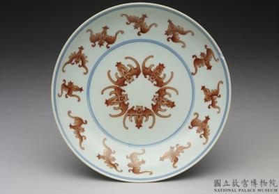 图片[2]-Dish with underglaze blue decoration and bats in overglaze red, Qing dynasty, Jiaqing reign (1796-1820)-China Archive